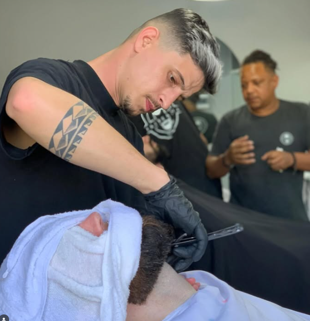 Barba com toalha quente