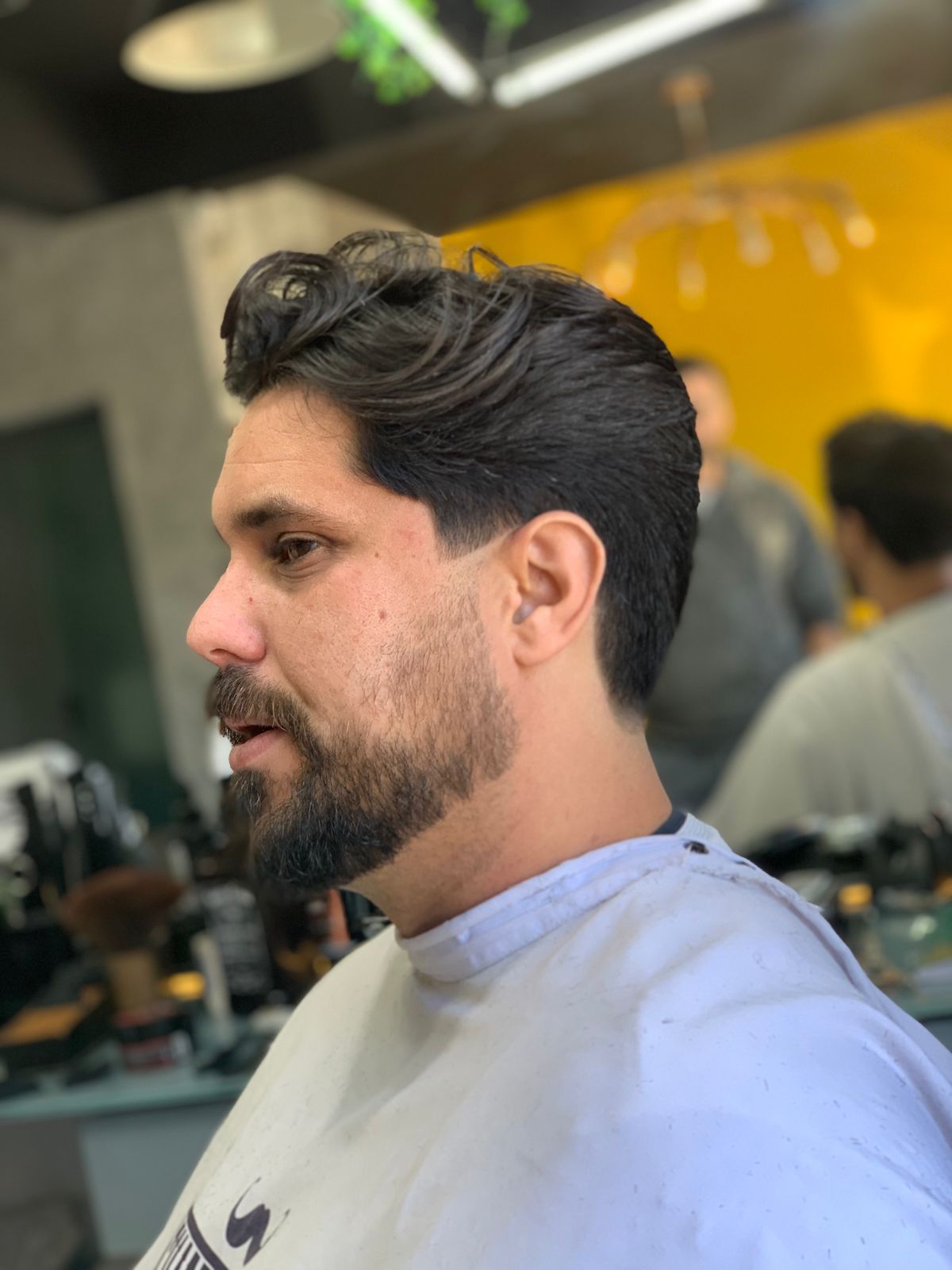 Corte baixo com riscos